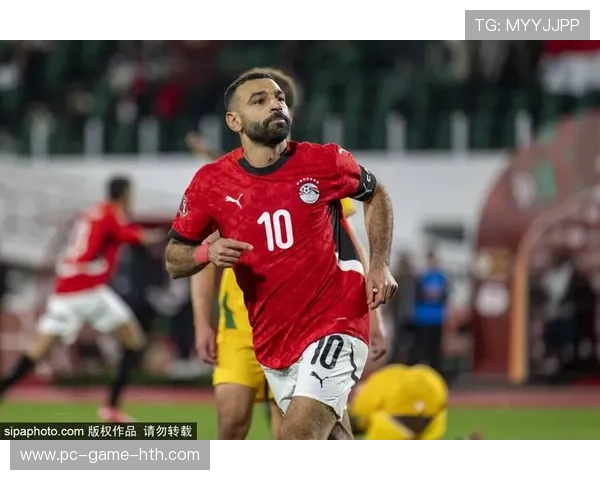 利物浦夜训：萨拉赫与球队练习快速反击传球线路